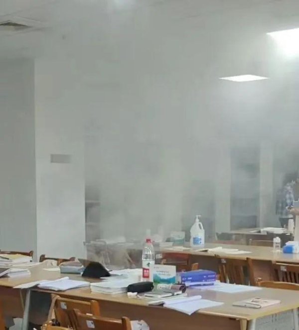 永华配资 高校图书馆内一罗马仕充电宝自燃，学生：型号不在召回列表里！校方回应