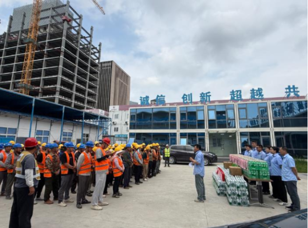 金勺子 中建一局承建的丽泽智能电网调控指挥中心项目开展送清凉慰问活动